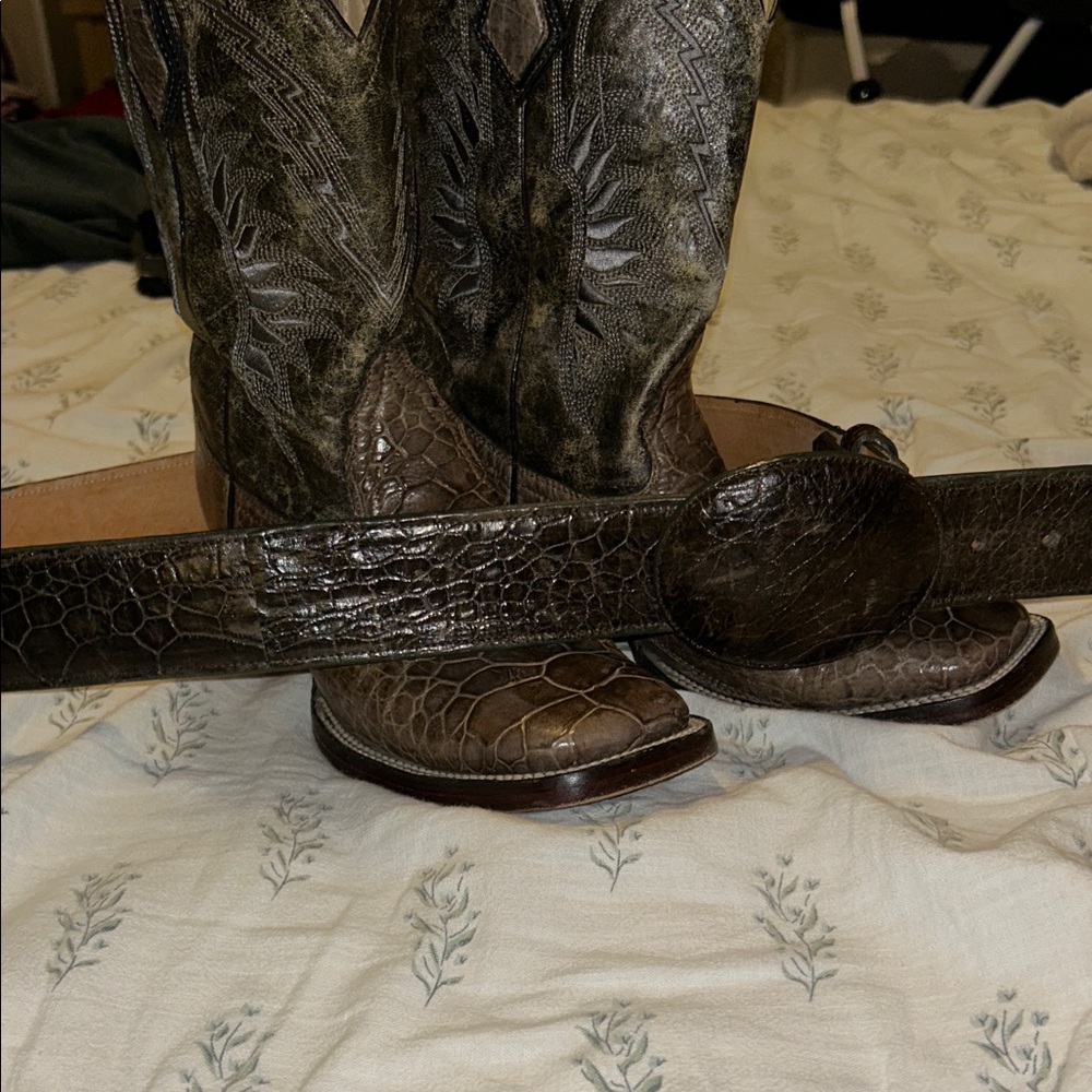 Brown Embossed Leather Western Cowboy Boots - Picture 3 of 4